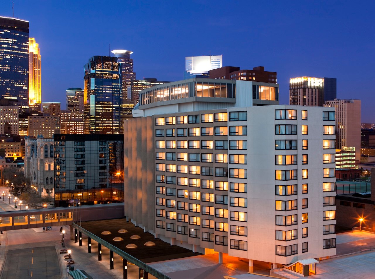 exterior of Minneapolis Sheraton 