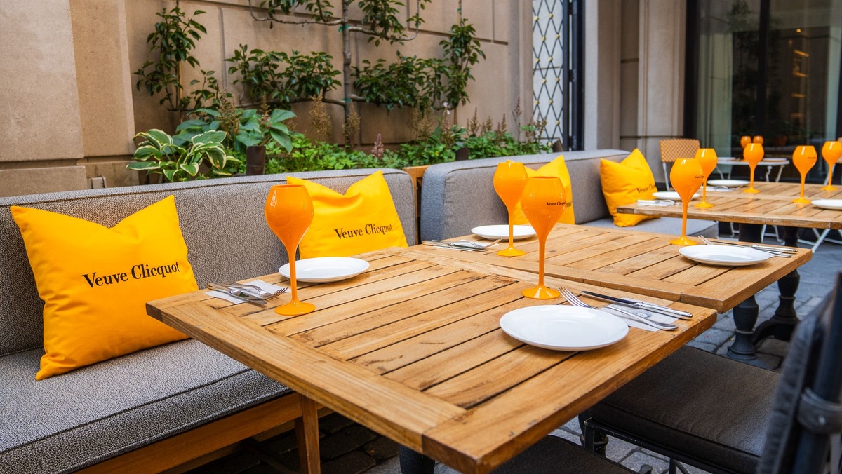 Clicquot CourtyardWaldorf Astoria Chicago
