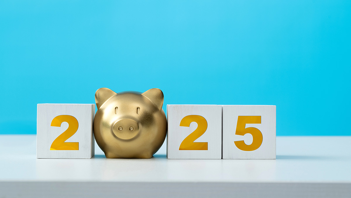 2025 written in blocks with piggy bank