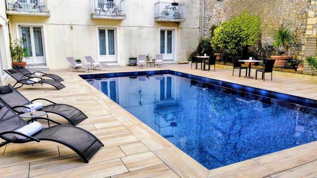 Outdoor pool at the Le Yachtman hotel La Rochelle 