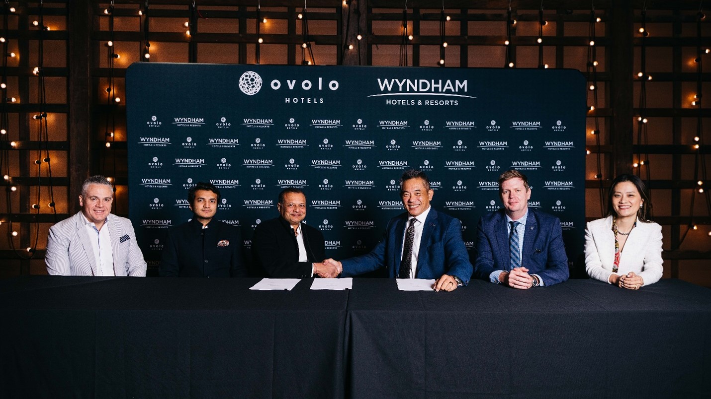Joon Aun OOI President of Asia Pacific Wyndham Hotels  Resorts third from right and Girish Jhunjhnuwala Founder  CEO 