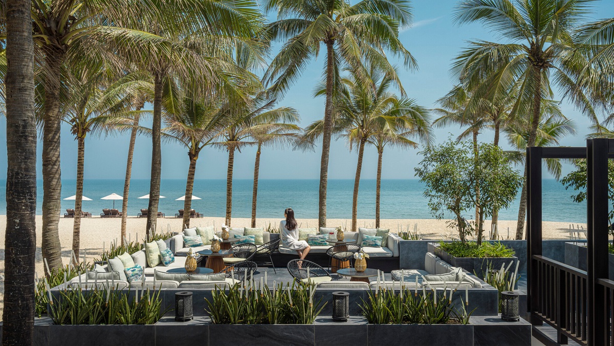 Sol  Saobeach barFour Seasons Resort The Nam Hai Hoi An