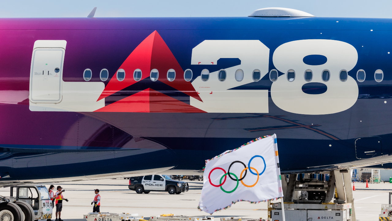 A Delta aircraft decorated with LA 28 signage