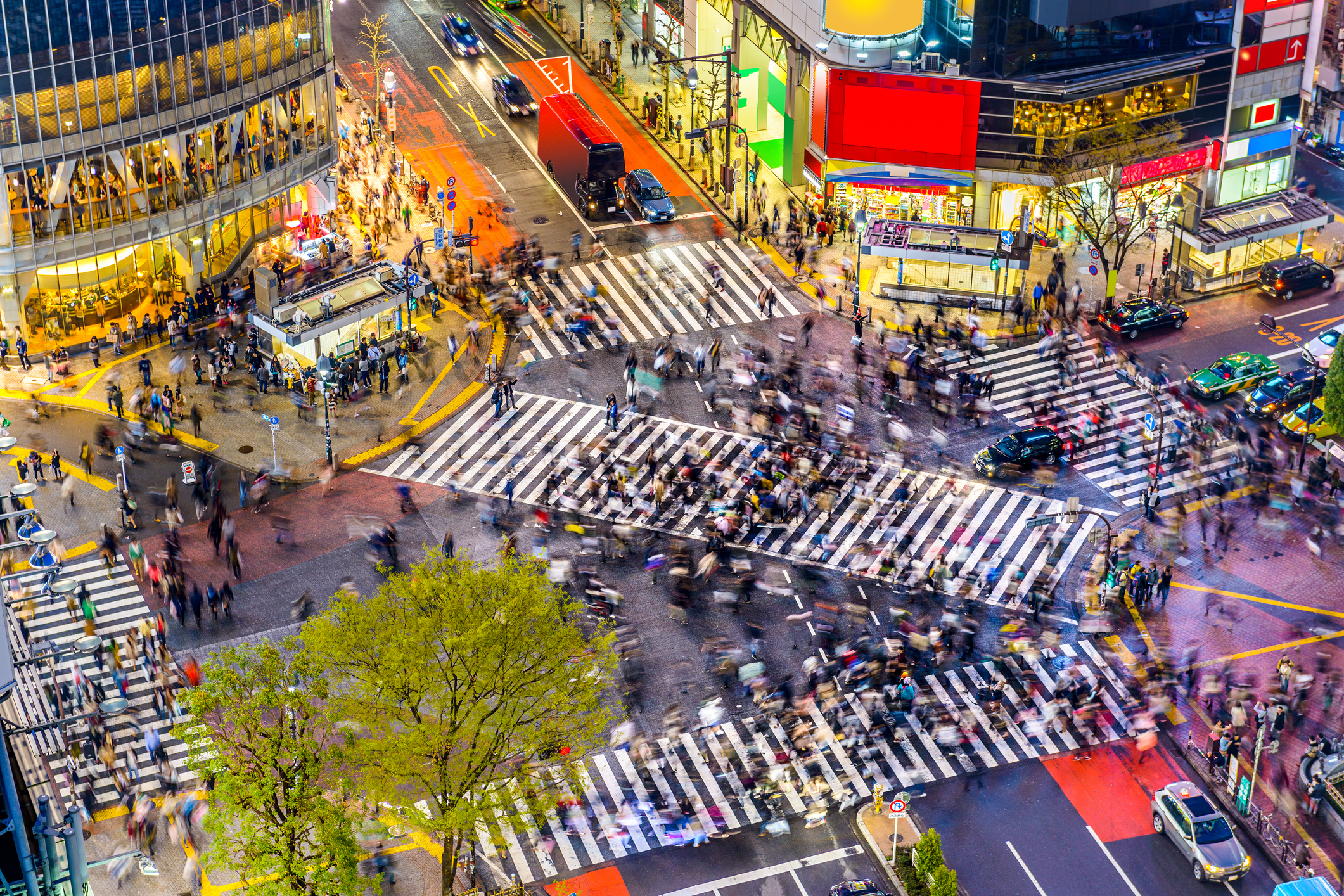 Airbnb has been forced to cancel thousands of bookings made through its service Japanfollowing the abrupt passage of a law 