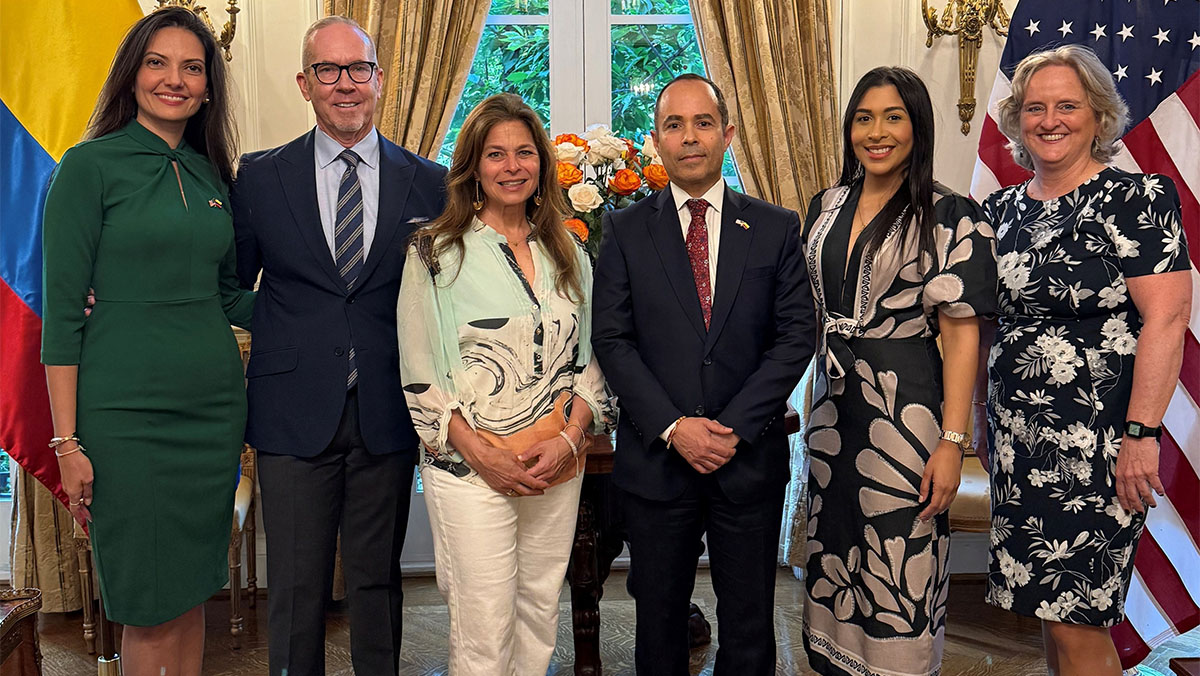 From left to right Maria Jos Abuabara executive director of tourism of ProColombia Terry Dale president and CEO of USTO
