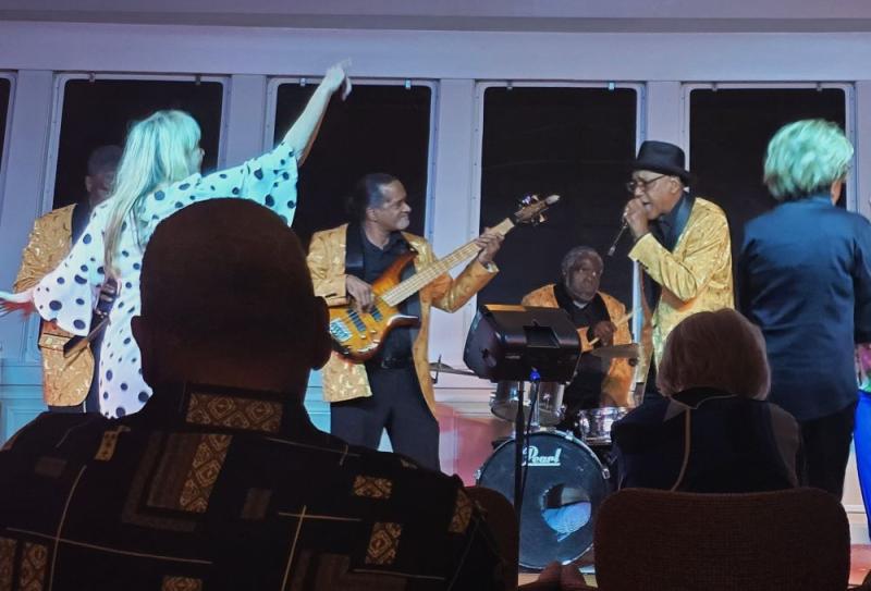 A band that plays often in Memphis came aboard to entertain on American Serenade, and guests were up on the floor to dance.
