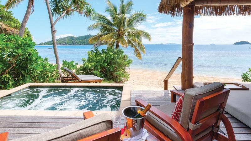 Deluxe Beachfront plunge pool
