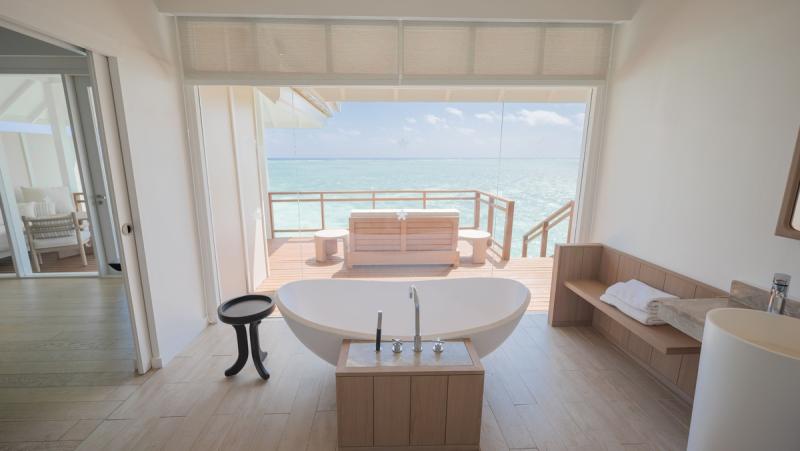 LUX* South Ari Atoll__Water Villa_Bathroom_Bathtub