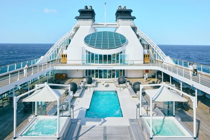 Atop Mitsui Ocean Fuji is this pool area.