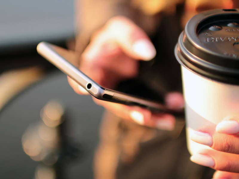 hands coffee smartphone