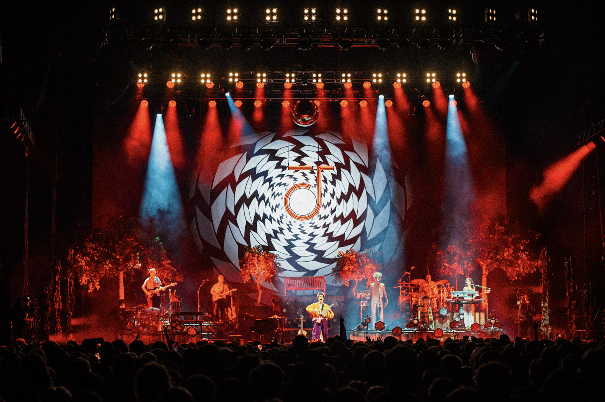 Luke Edwards Breaks Rules On Jacob Colliers Djesse World Tour with CHAUVET Professional