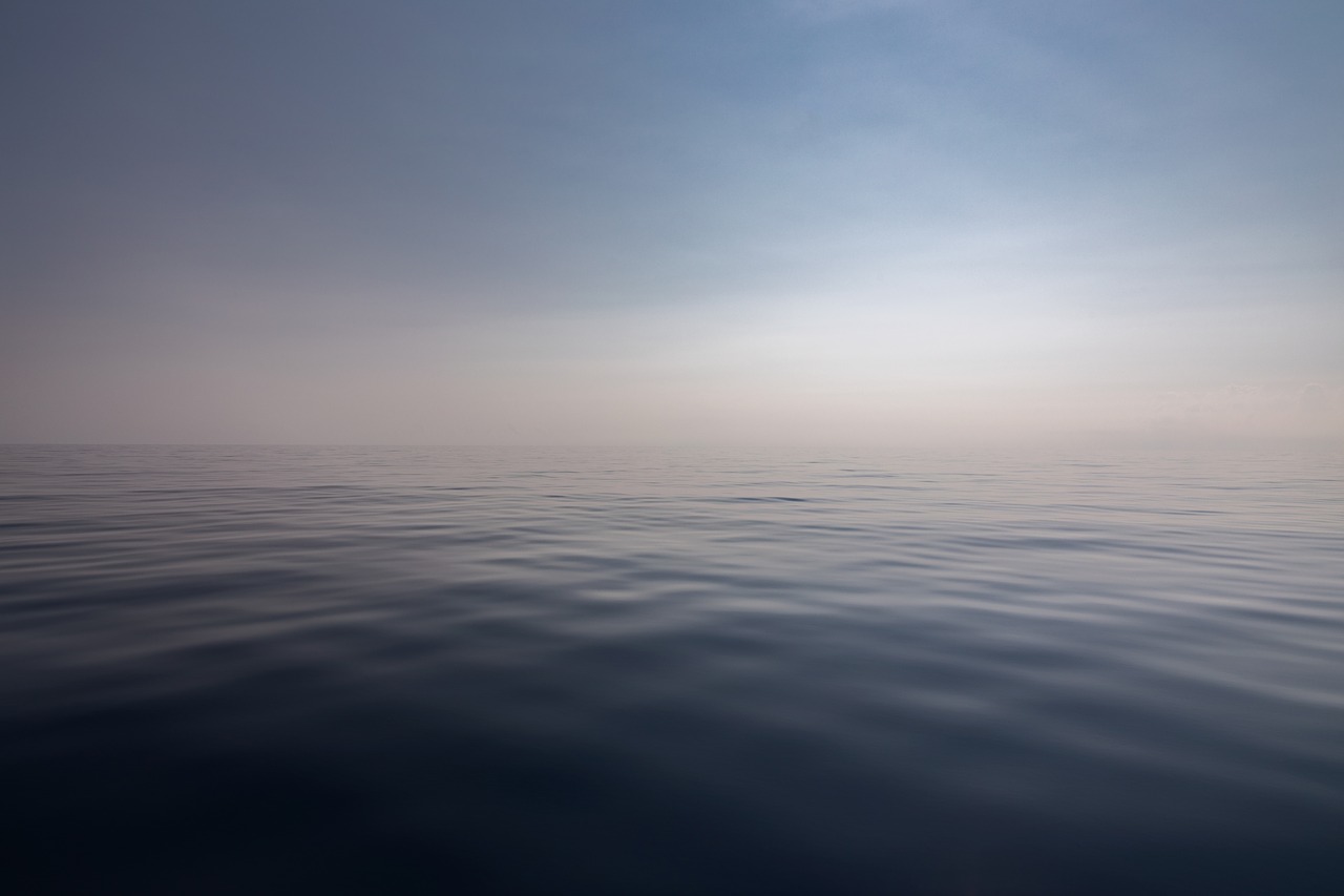 Empty ocean and horizon