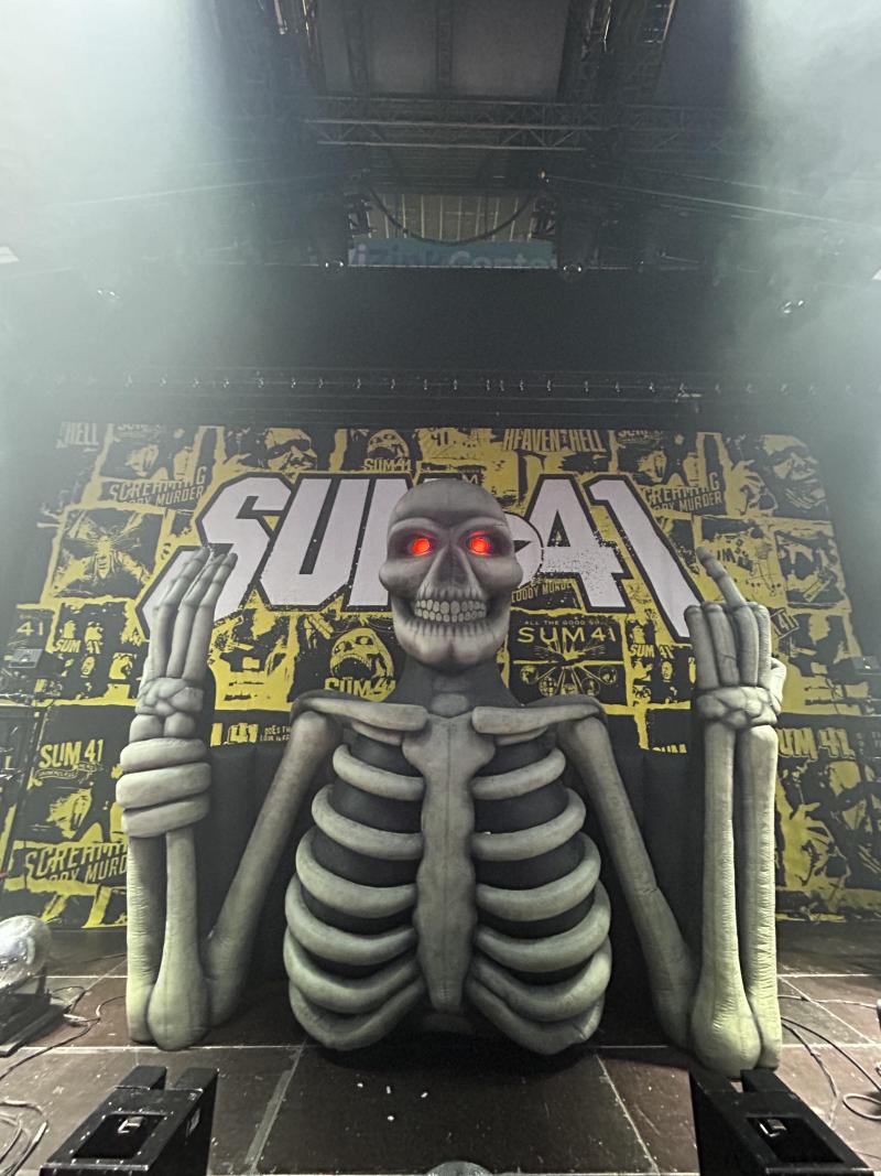 Sum 41, Tour of the Setting Sum, stage backdrop.