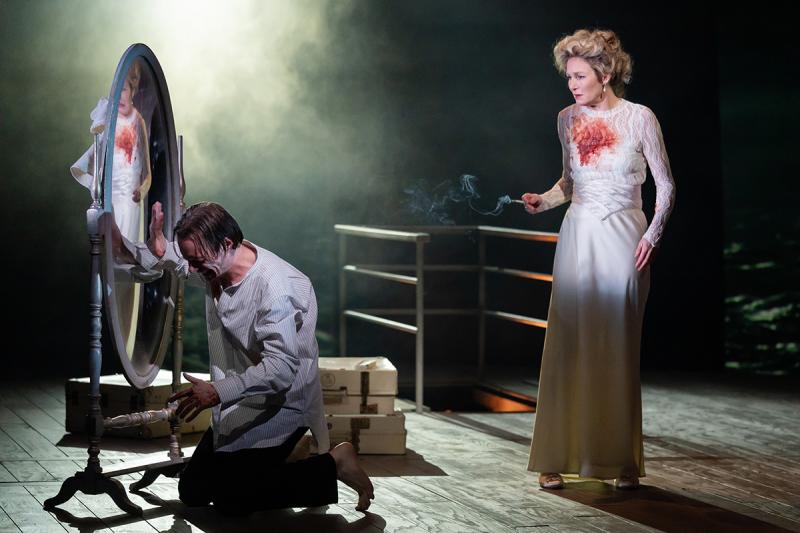 Luke Thallon (Hamlet), Nancy Carrol (Gertrude)
