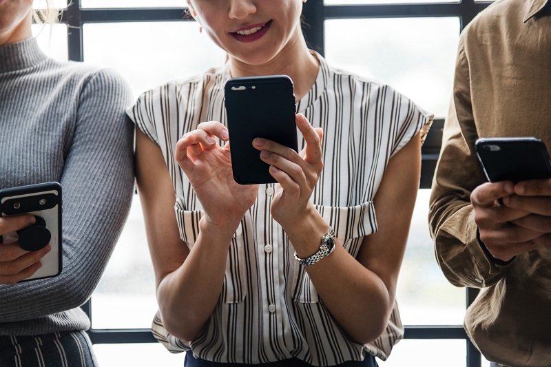girls on smartphones
