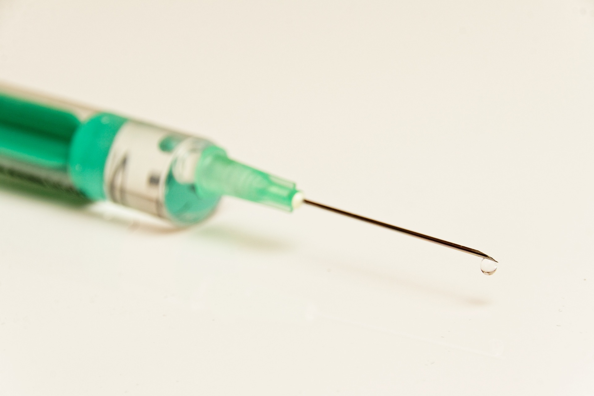 Syringe injection vaccine needle